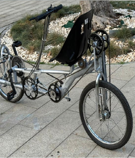 Kürek çekme bisikleti, bacakların yanı sıra üst vücut ve gövde kaslarını aynı anda çalıştıran benzersiz bir egzersiz sunar. Soydan Şahin'in el yapımı tasarımı, denge ve sürüş konforunu optimize ederek bisiklet dünyasına yeni bir soluk getiriyor.