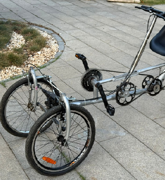 Soydan Şahin tarafından tasarlanan el yapımı 3 tekerlekli kürek çekme bisikleti, klasik bisikletin bacak odaklı yapısını tüm vücut antrenmanına dönüştürüyor. Denge sorunlarını aşan 3 tekerlekli yapısı ve gövde kaslarını çalıştıran mekanizmasıyla bu yenilikçi ulaşım aracını inceleyin.